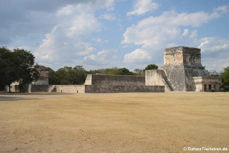Tempel des Jaguars und die Außenmauern des Ballspielplatzes