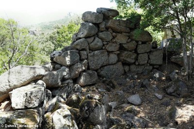 Mauerreste, möglicherweise von der nicht mehr erhaltenen Nuraghe