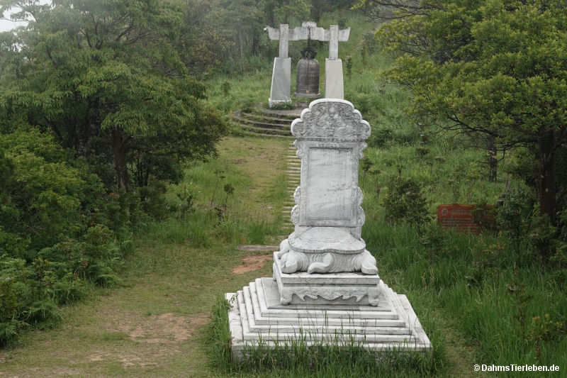 Glocke und Schildkröten-Stele