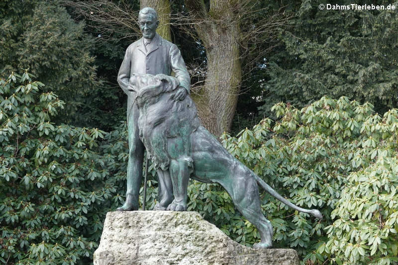 Statue von Carl Hagenbeck mit einem Löwen